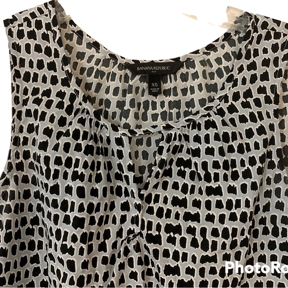 3 sleeveless Women's dress shirts. Banana Republic, and H&M size small, X small. - Picture 12 of 14